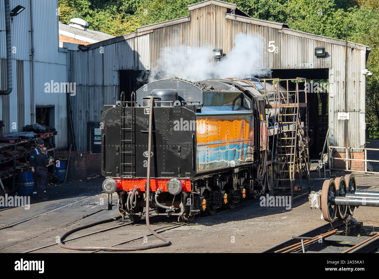 Lavori di manutenzione in corso su Steam Engine 92134 ex British Railways 9F a Grosmont North Yorkshire Inghilterra Regno Unito Foto Stock