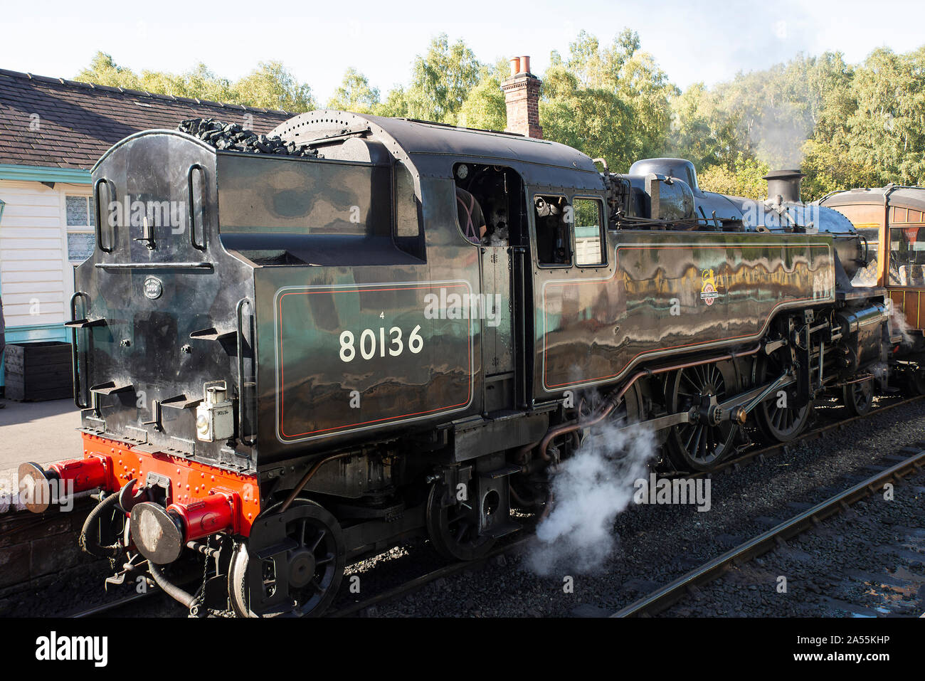 Ex British Railways Standard 4 Tank Steam Engine 80136 tirando un carro di osservazione a Grosmont Station sulla NYMR North Yorkshire Inghilterra Regno Unito Foto Stock