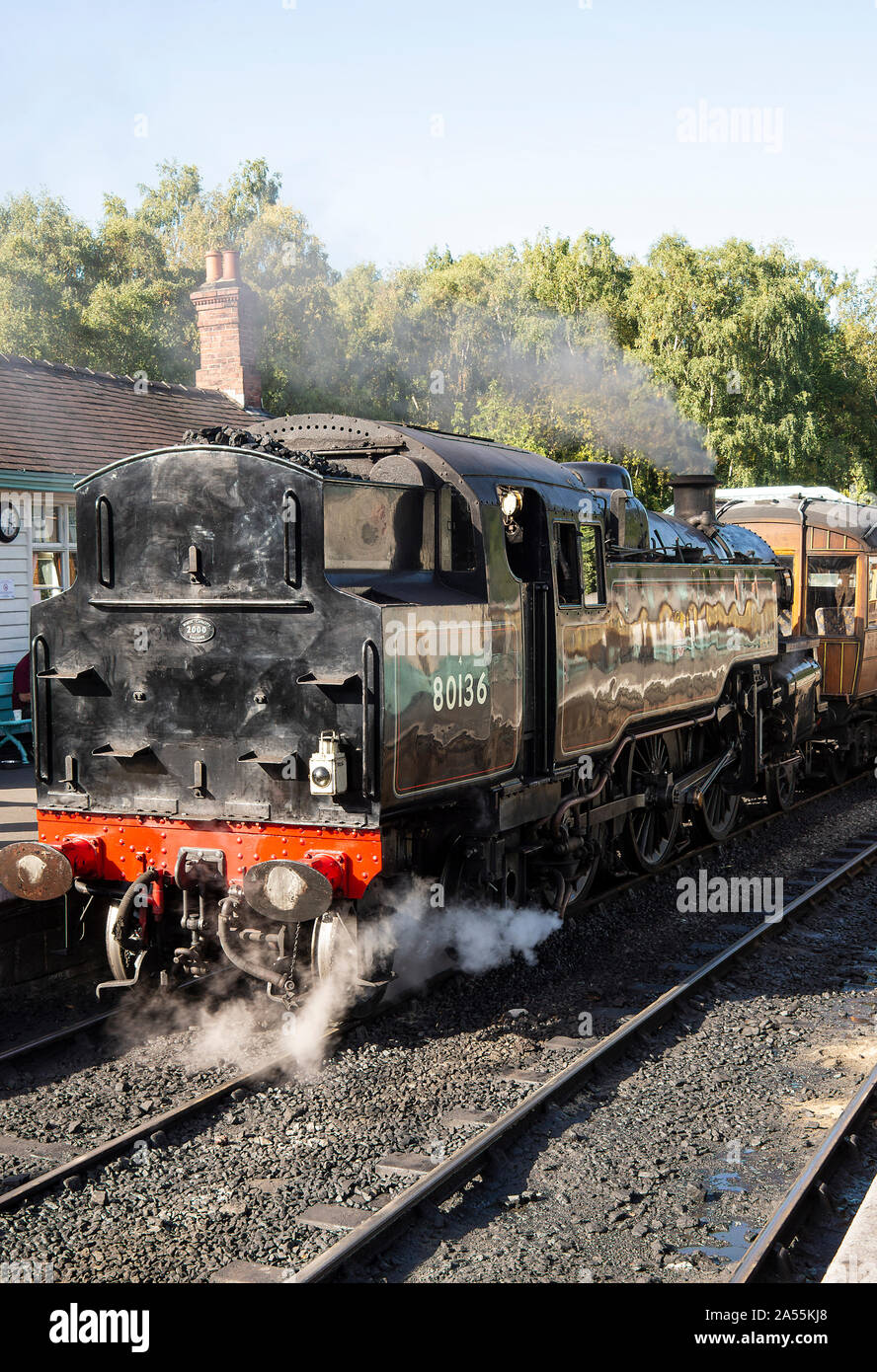 Ex British Railways Standard 4 Tank Steam Engine 80136 tirando un carro di osservazione a Grosmont Station sulla NYMR North Yorkshire Inghilterra Regno Unito Foto Stock