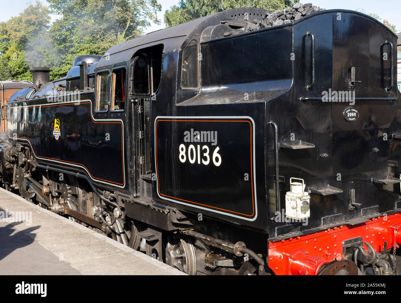 Ex British Railways Standard 4 Tank Steam Engine 80136 tirando un carro di osservazione a Grosmont Station sulla NYMR North Yorkshire Inghilterra Regno Unito Foto Stock