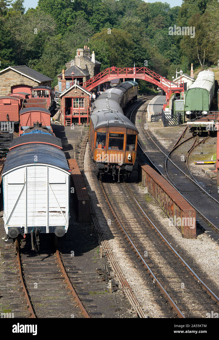 Un vecchio motore diesel delle ferrovie britanniche che tira un treno del passeggero si è fermato alla stazione di Goathland sulla NYMR North Yorkshire Inghilterra Regno Unito Regno Unito Foto Stock
