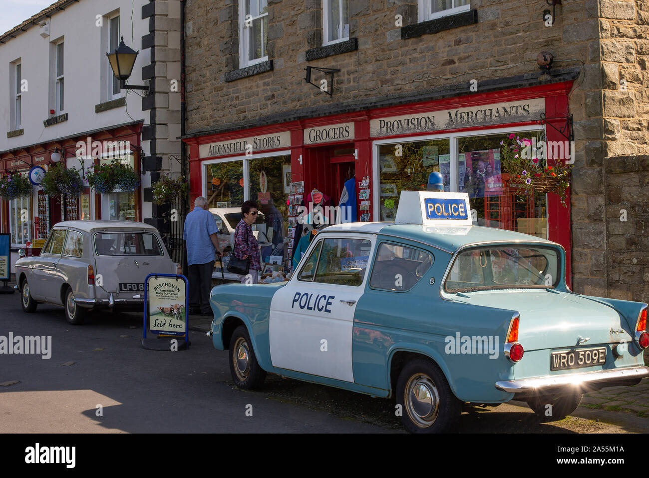 Una vecchia auto di polizia di Ford Anglia usata in televisione soap Opera Heartbeat parcheggiato in Goathland North Yorkshire Inghilterra Regno Unito Foto Stock