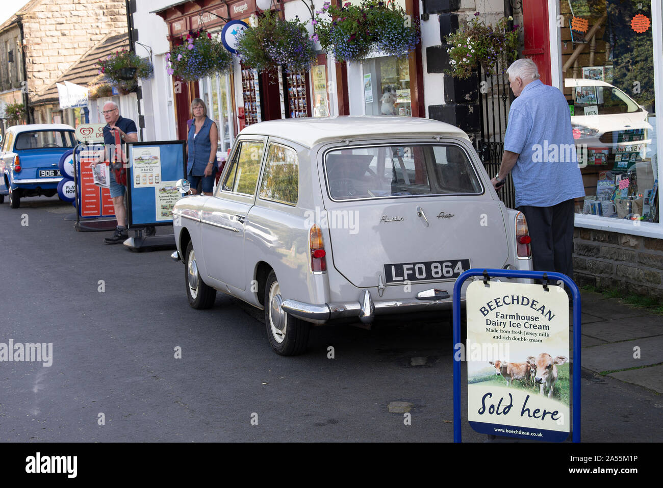 Old Austin A40 e Ford Anglia Cars parcheggiati fuori Aidensfield Stores e negozio di regali a Goathland North Yorkshire Inghilterra Regno Unito Regno Unito Foto Stock