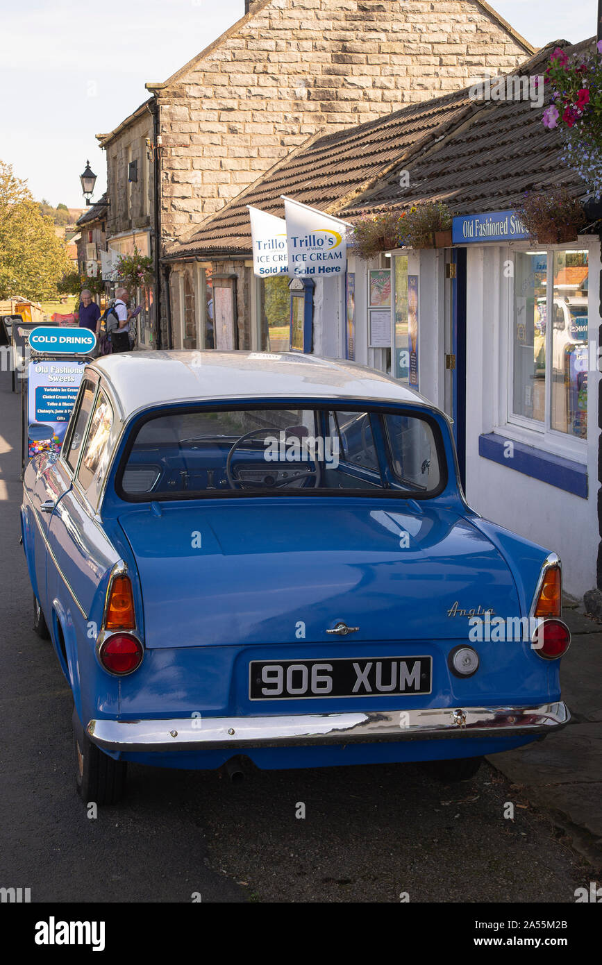 Una vecchia Ford Anglia Auto parcheggiata fuori di un negozio di dolci a Goathland North Yorkshire Inghilterra Regno Unito Regno Unito Foto Stock