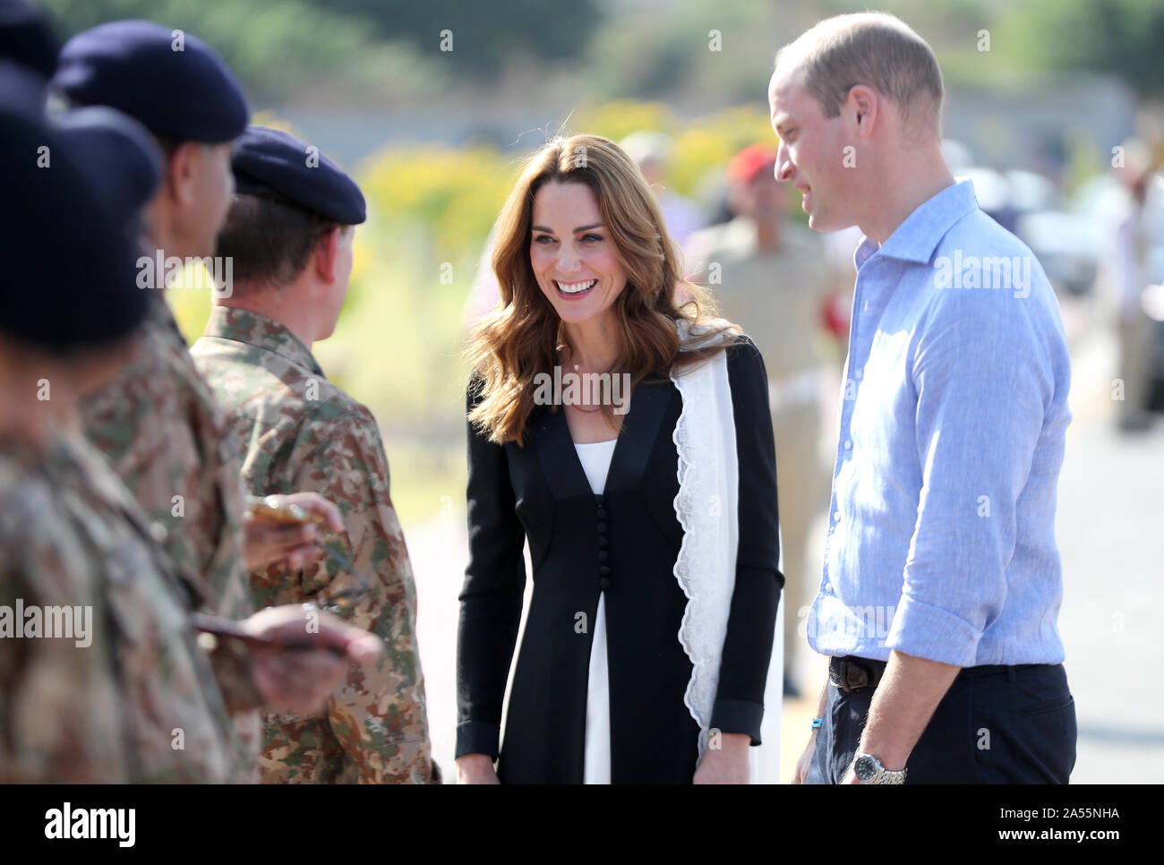 Il Duca e la Duchessa di Cambridge durante una visita all'esercito Centro canino, dove il Regno Unito fornisce il supporto per un programma che addestra cani per identificare i dispositivi esplosivi, a Islamabad, il quinto e ultimo giorno del royal visita in Pakistan. Foto Stock