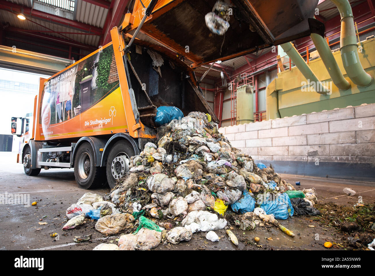 Kassel, Germania. Xviii oct, 2019. Non sottoposti a cernita dei rifiuti organici da un camion della spazzatura giace in un mucchietto all'Rifiuti di Kassel con energia di impianto. A partire da giugno 2018, i valori limite per le impurità in biowaste sono state serrate in modo significativo. Sacchetti di plastica, imballaggio e gli altri rifiuti residui mettono in pericolo il riciclaggio di rifiuti organici in Kassel. Credito: Swen Pförtner/dpa/Alamy Live News Foto Stock