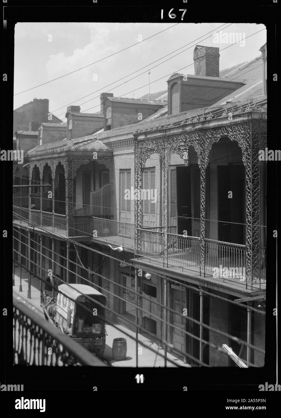 Storie di superiore di edifici con balconi in ferro battuto, New Orleans Foto Stock