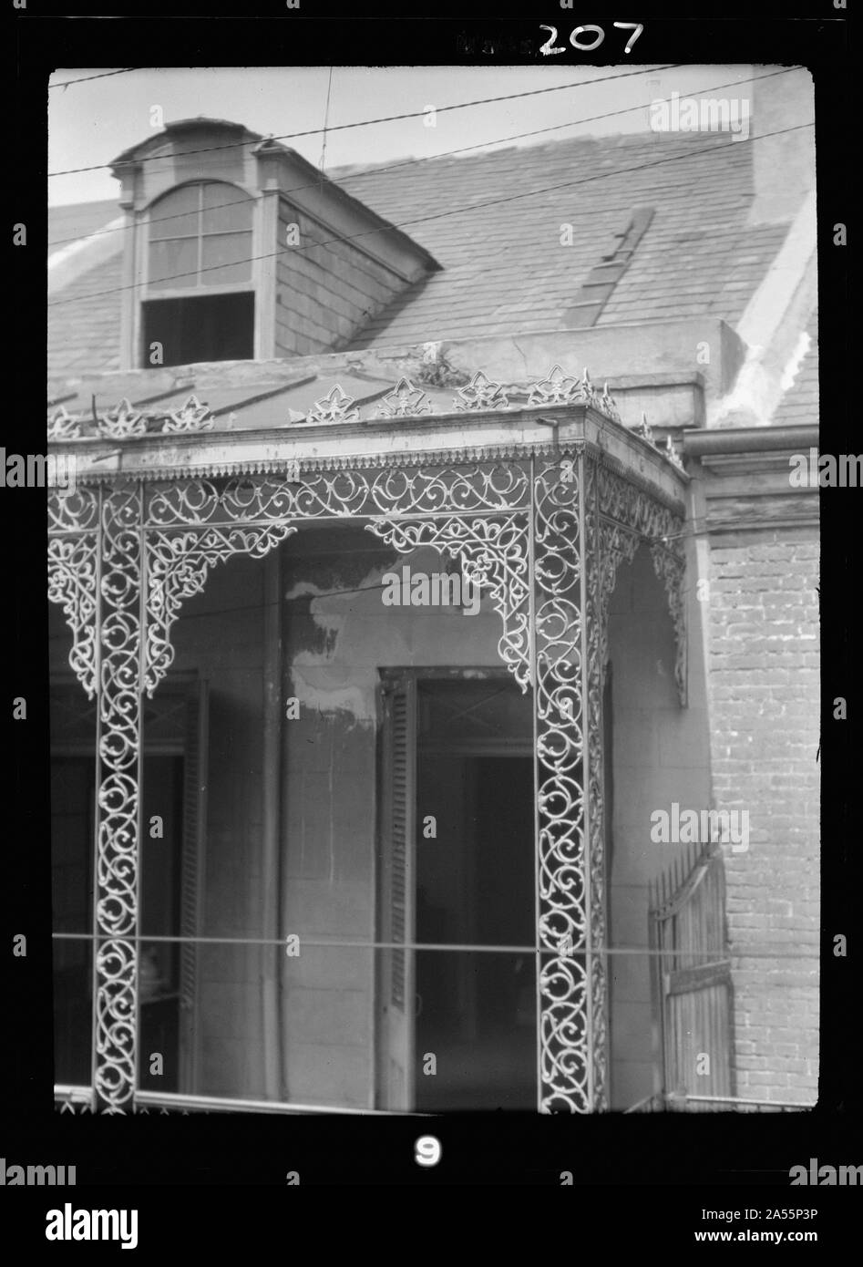 Storia superiore di un edificio con letti in ferro battuto con balcone, New Orleans Foto Stock