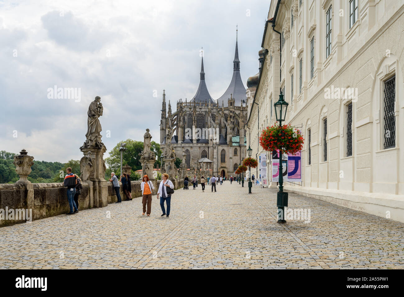 Kutna Hora Kutna Hora Kutna Hora Kutna Hora Kutna Hora Kutna Hora, Repubblica Ceca - 27 Luglio 2017: le persone al di fuori della Santa Barbara è la Chiesa, un romano Foto Stock