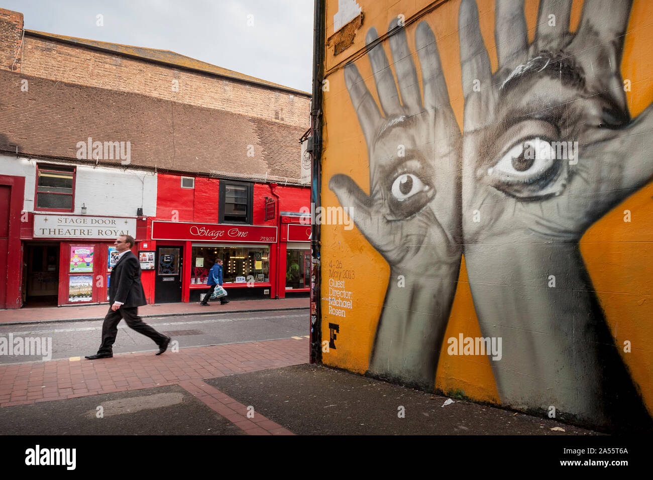 Gli occhi di graffiti e un uomo su gardner street brighton Foto Stock
