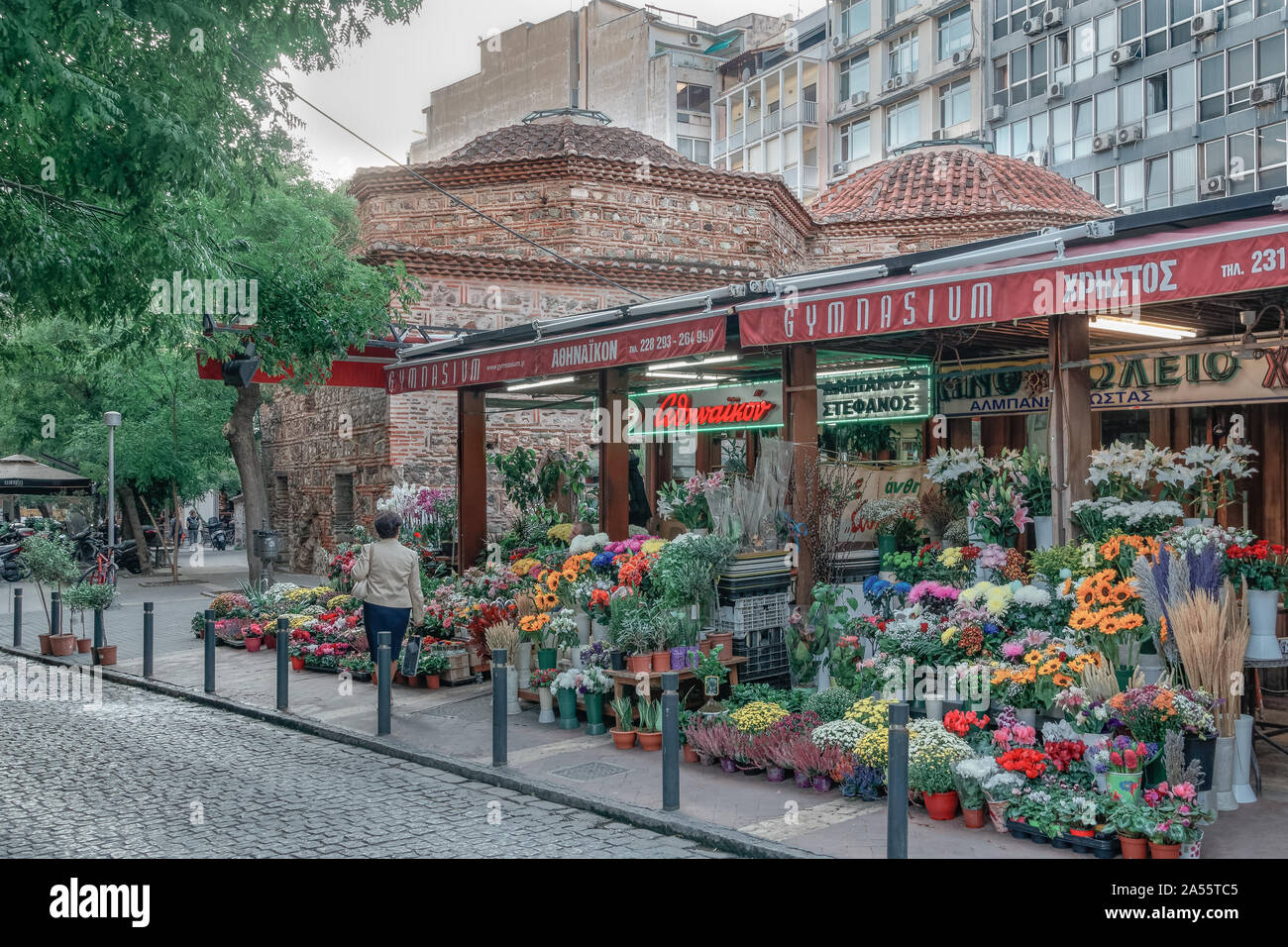 Salonicco, Grecia il mercato dei fiori, Louloudadika area. I negozi di fiori sul display in vendita a destra accanto a Pazar Yahudi Hamam Ottomano bagno ser. Foto Stock