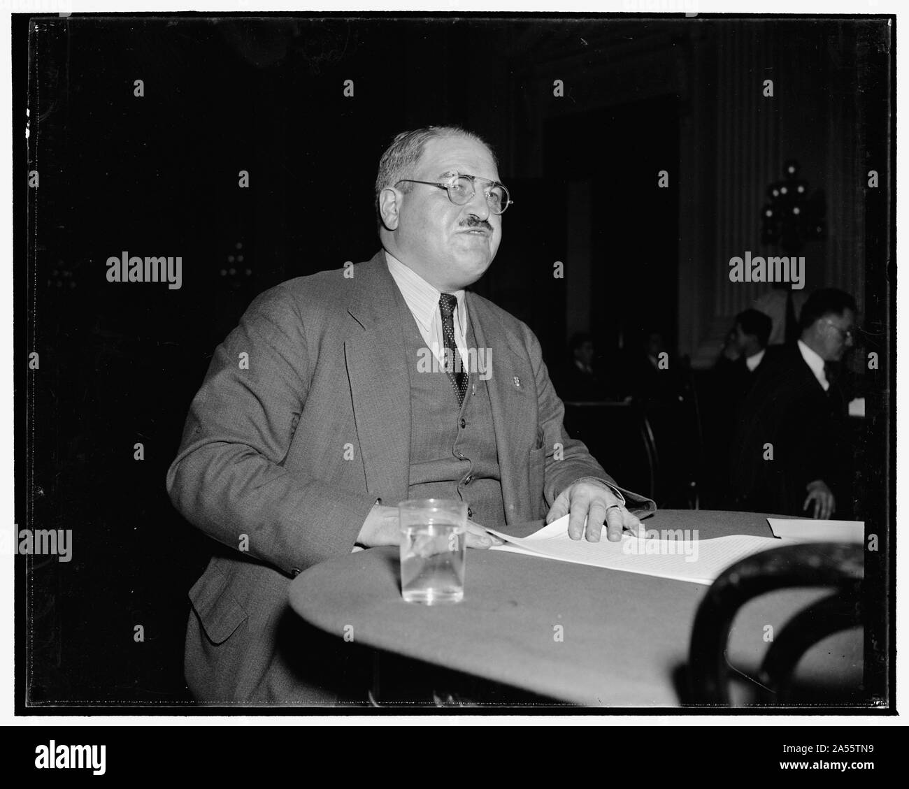 VFW Comitato Nazionale testimonia prima muore comitato. Washington, 8 dicembre. Presentarsi al parlamento Comitato indagando Un-American attività, Eugene I. Van Anversa, comandante nazionale dei veterani delle guerre straniere, oggi propugnato applicate lo Stato federale e la registrazione di tutte le organizzazioni che la diffusione di propaganda negli Stati Uniti. Egli ha anche proposto la riduzione della presente Quote immigrazione da 90 per cento e l'eliminazione da rotoli di sfiato degli stranieri che non hanno dichiarato la loro intenzione di diventare cittadini Foto Stock