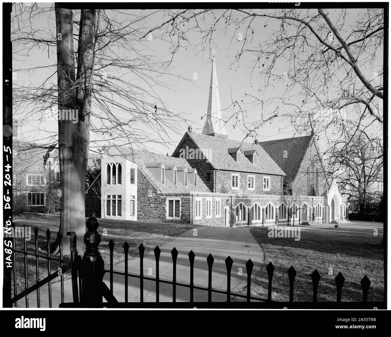 Vista mostrando est a sud-ovest e nord-ovest elevazioni - Chiesa Cattedrale di San Giovanni, Concord Avenue e il nord di Market Street, Wilmington, New Castle County, DE Foto Stock