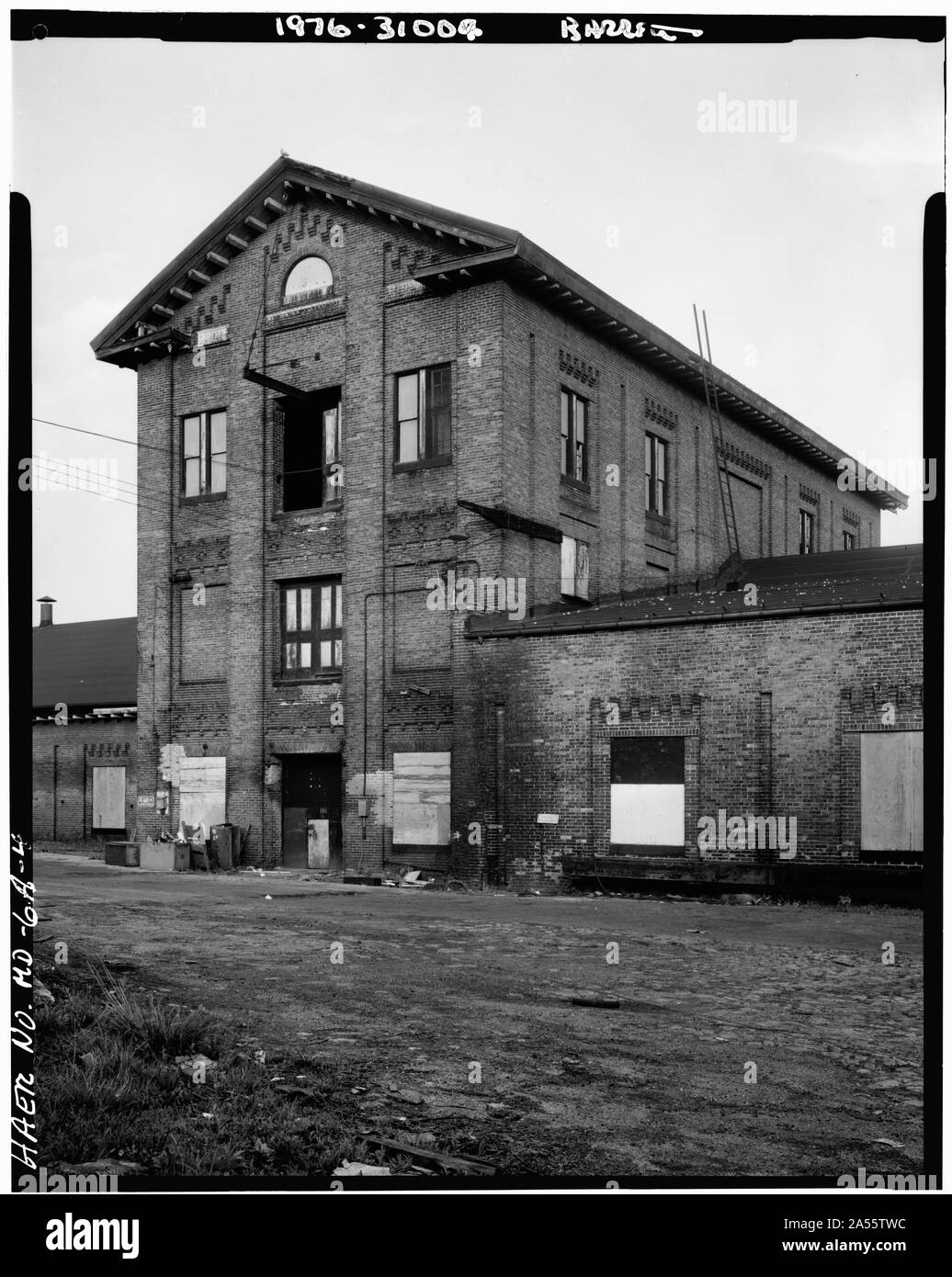 Vista di 3-1-2 STORIA, centro PEDIMENTED sezione di maneggio guardando ad est. - Baltimore e Ohio Railroad, Mount Clare negozi, lato sud di Pratt Street tra Carey e strade Poppleton, Baltimore, Città indipendente, MD Foto Stock
