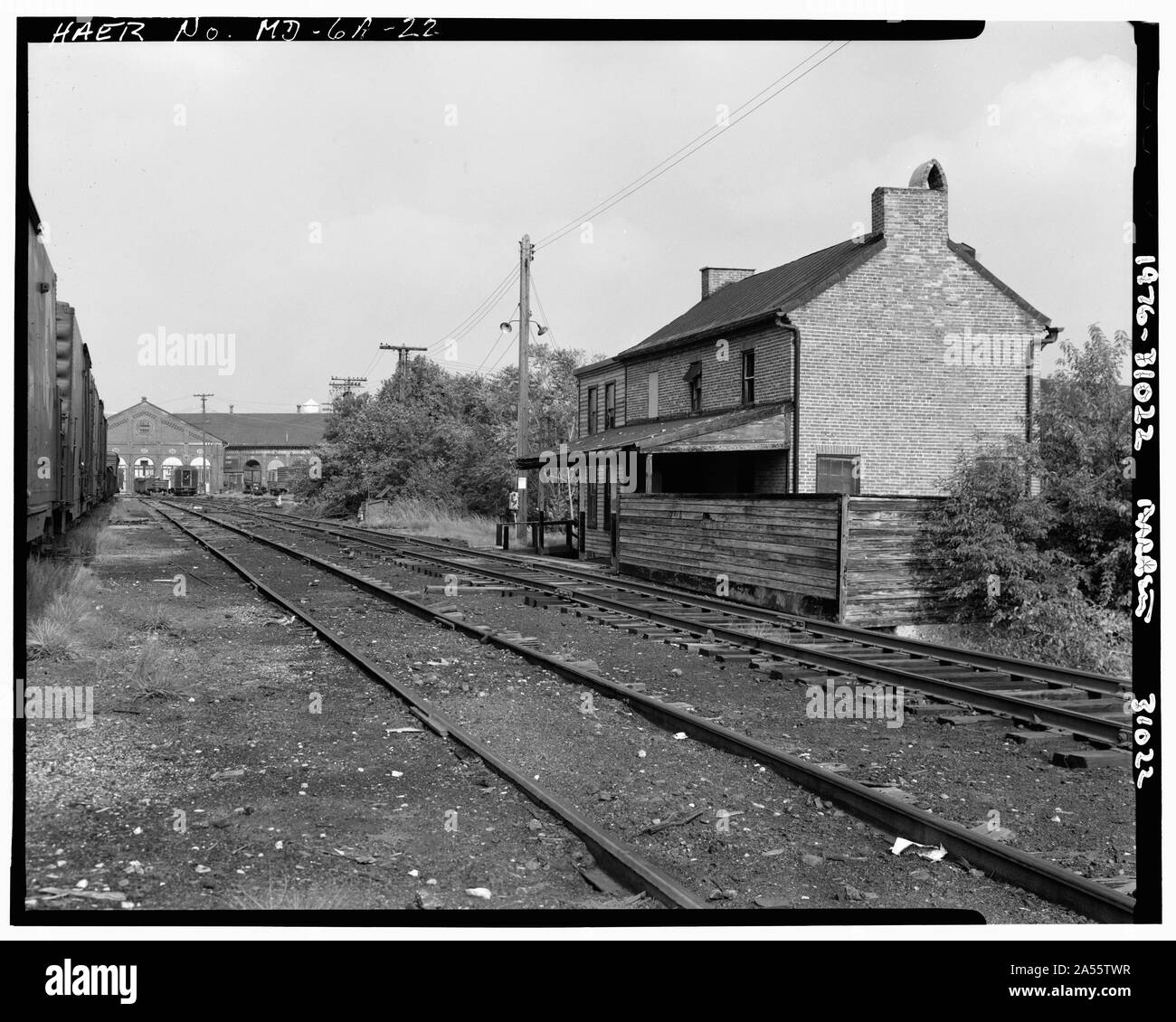 Vista di residenziale non identificato-cercando edificio che potrebbe essere stato utilizzato per uffici situato accanto a brani sul bordo del sud-est del complesso di negozi. - Baltimore e Ohio Railroad, Mount Clare negozi, lato sud di Pratt Street tra Carey e strade Poppleton, Baltimore, Città indipendente, MD Foto Stock