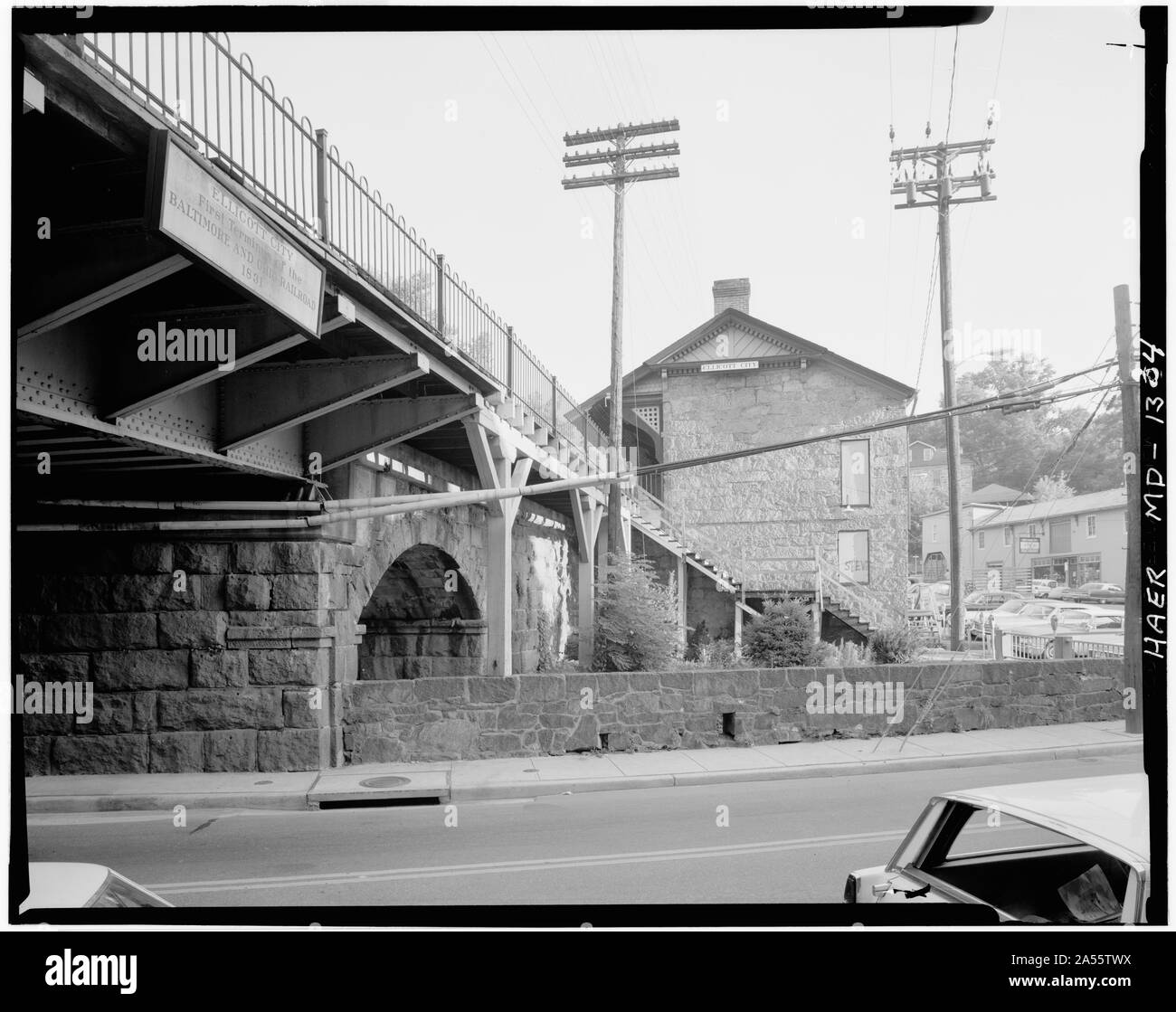 Vista della stazione e ponte di piste di trasporto su strada Statale Route 144, guardando verso sud - Baltimore e Ohio Railroad, Ellicott mulini della Stazione, lato sud della Strada Statale Route 144, Ellicott City, Howard County, MD Foto Stock