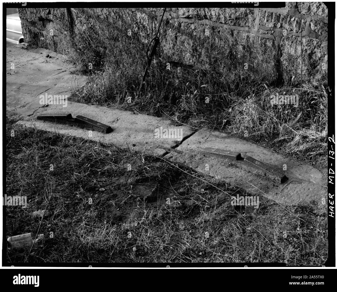 Vista del ferro NON IDENTIFICATO HARDWARE imbullonata alla piastra girevole pietre di fondazione - possibile via guide. - Baltimore e Ohio Railroad, Ellicott mulini della Stazione, lato sud della Strada Statale Route 144, Ellicott City, Howard County, MD Foto Stock