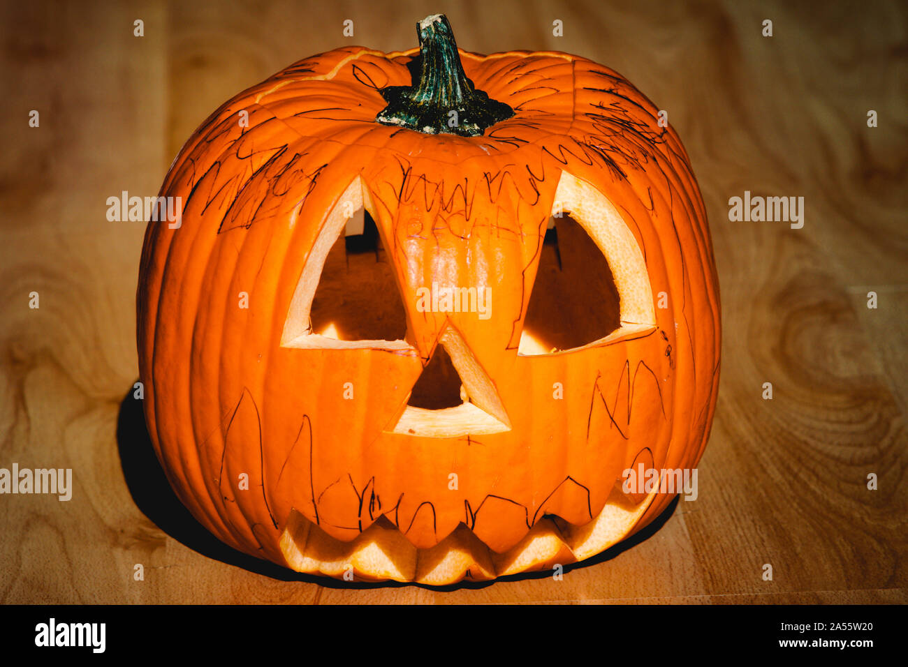 Un arancione zucca di Halloween con occhi noze e denti Foto Stock
