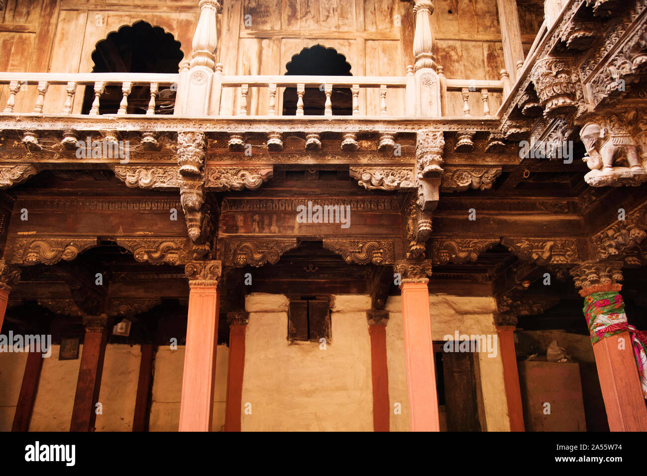 Il legno strutturale e di lavoro fortemente in legno intagliato pilastri Palashikar Wada a Palashi, quartiere Ahmednagar, Maharashtra, India Foto Stock
