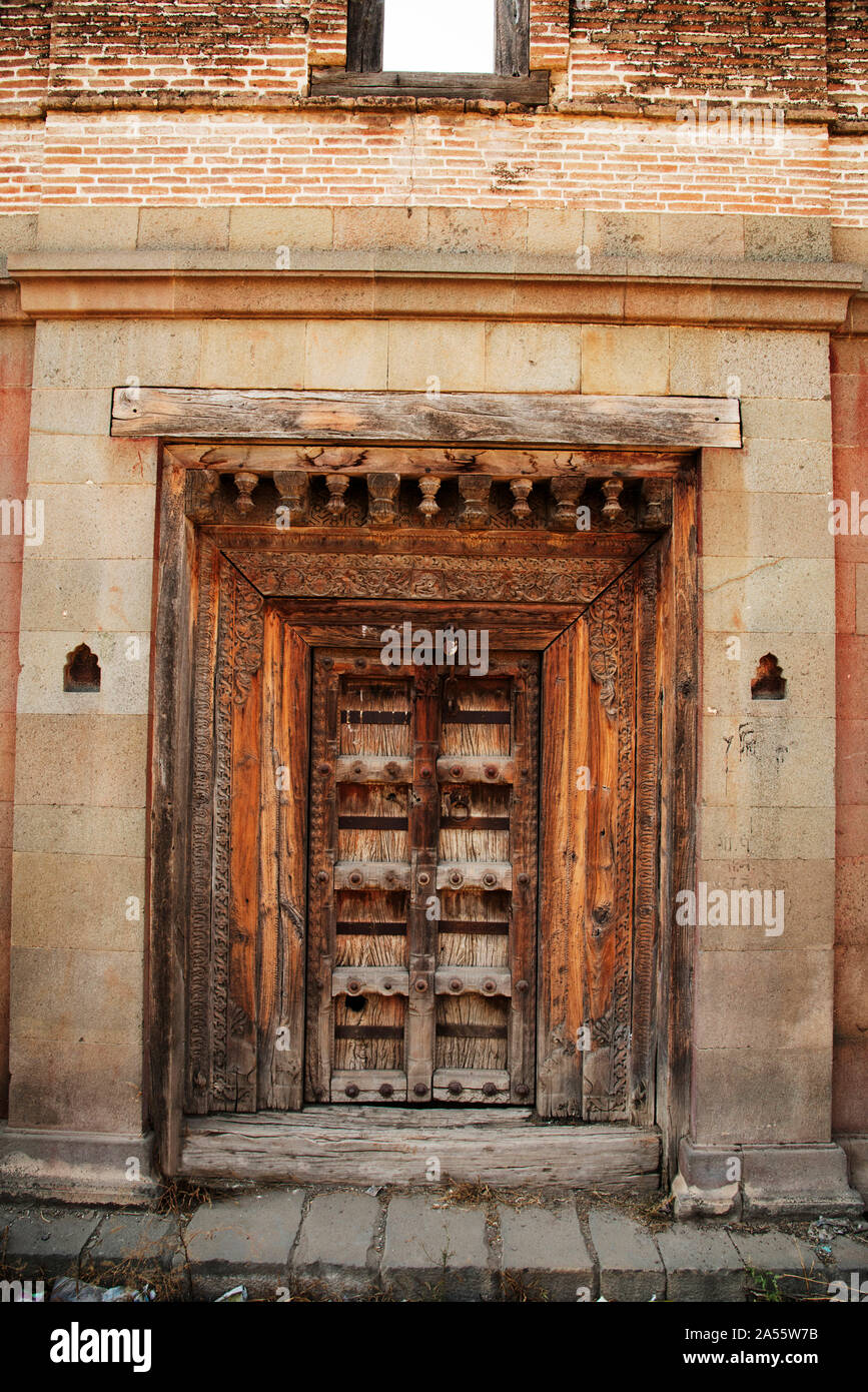 Enorme botte chiuso cancello di ingresso di un vecchio wada a Palashi, quartiere Ahmednagar, Maharashtra, India Foto Stock