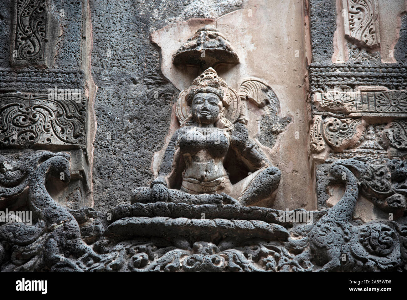 Grotta 16 : figura femminile scolpita nella pietra sul muro del tempio Kailasnatha, Ellora grotte nel distretto di Aurangabad, Maharashtra, India Foto Stock