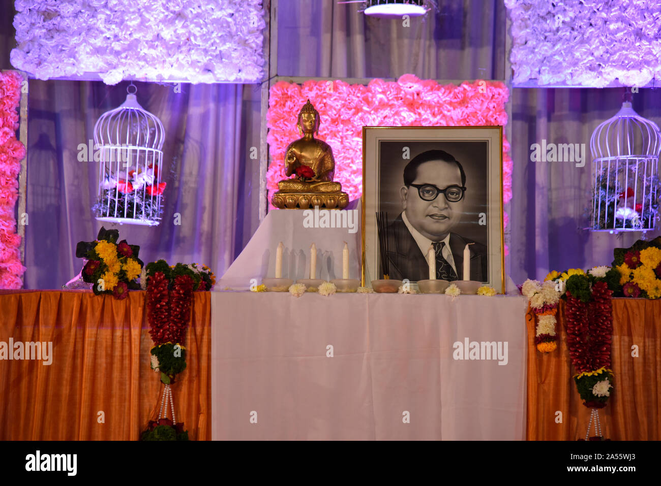 Un idolo del Signore Buddha nella postura di seduta e di un disegno del dottor Babasaheb Ambedkar, visualizzato sul palco durante una cerimonia di nozze, Maharashtra, India Foto Stock
