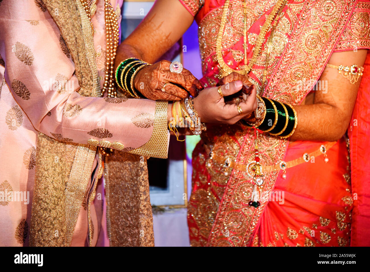 Una sposa la legatura Kankan durante una cerimonia di matrimonio nel Maharashtra, India Foto Stock