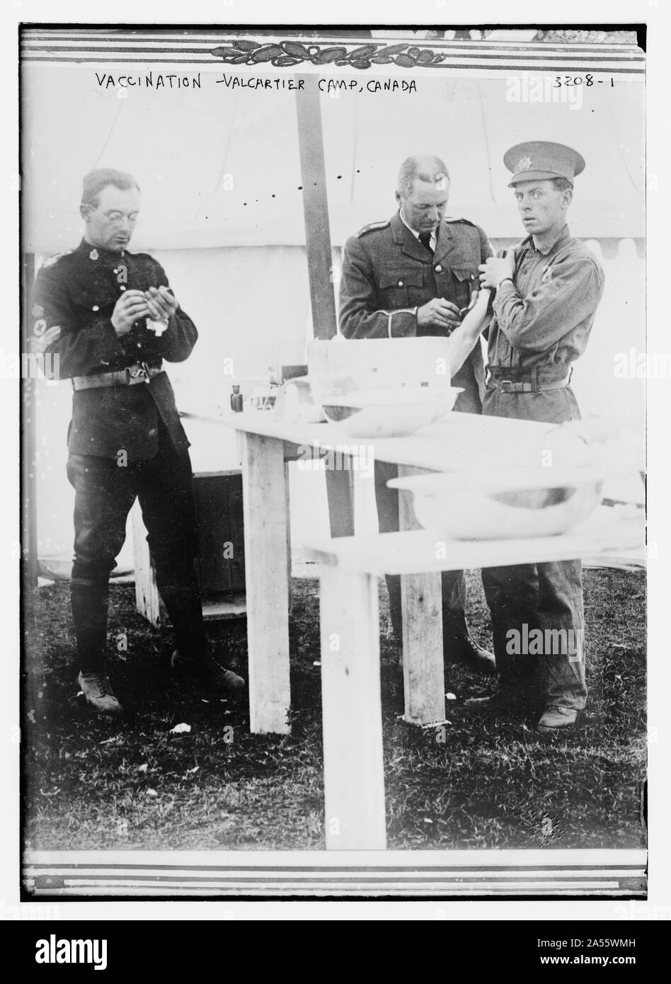 La vaccinazione -- Valcartier Camp, Canada Foto Stock