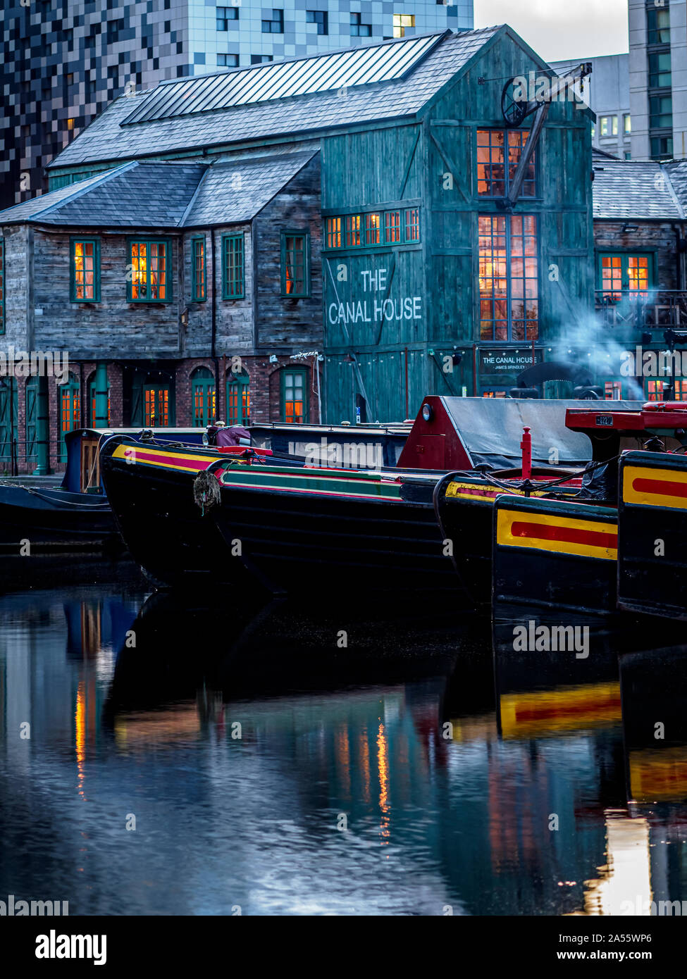 Il Canal House restaurant e bar, Birmingham City Centre con narrowboats su Birmingham vecchio canale linea gas (St) ormeggiata in primo piano. Foto Stock