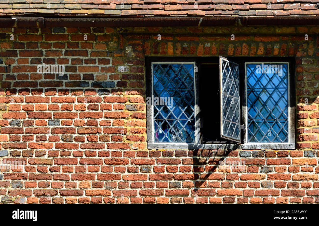 Sissinghurst, Kent, Inghilterra. Vetro piombato in un edificio in mattoni Foto Stock