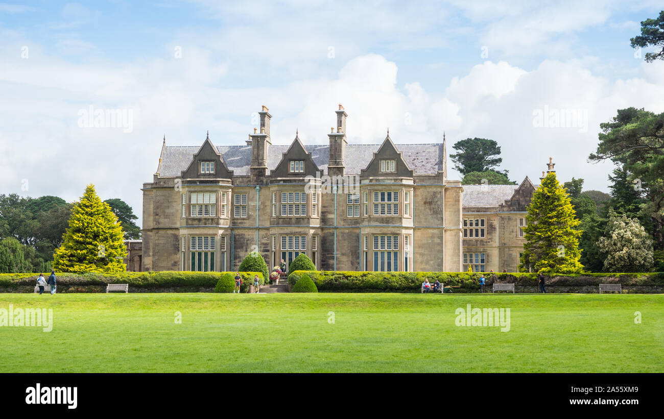 KILLARNEY, Irlanda - Agosto 13, 2019: Muckross House, il nucleo del Parco Nazionale di Killarney, è un paese di Victorian mansion immerso tra laghi nella contea di Ker Foto Stock