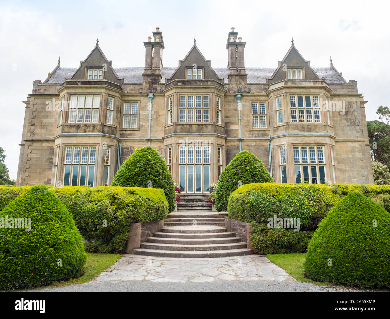 KILLARNEY, Irlanda - Agosto 13, 2019: Muckross House, il nucleo del Parco Nazionale di Killarney, è un paese di Victorian mansion immerso tra laghi nella contea di Ker Foto Stock