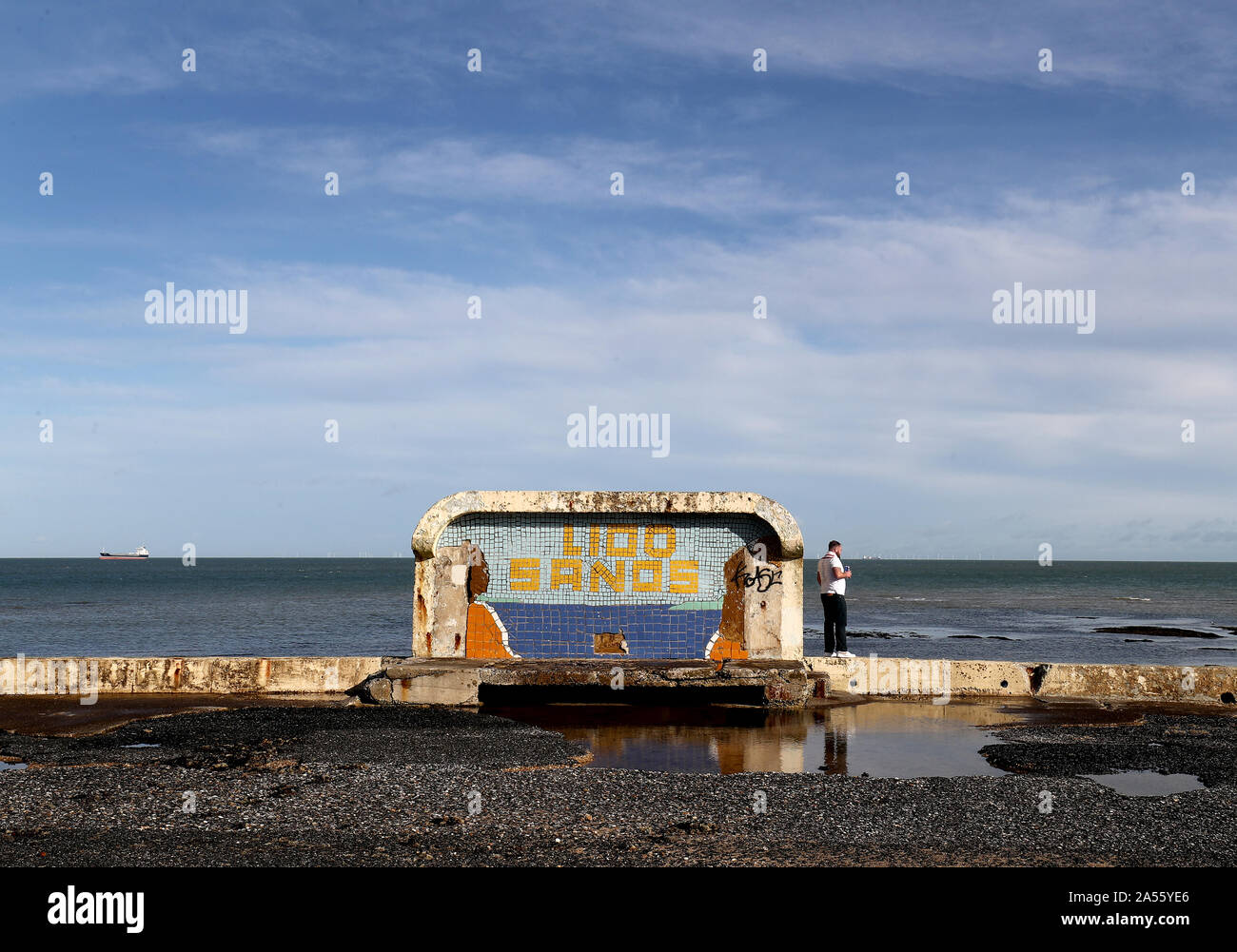 Un uomo si trova sul sito della struttura Cliftonville Lido in Margate, Kent, come un piano per acquistare il sito e ottenere il suo elencato lo stato aggiornato è stato intrapreso. Foto Stock