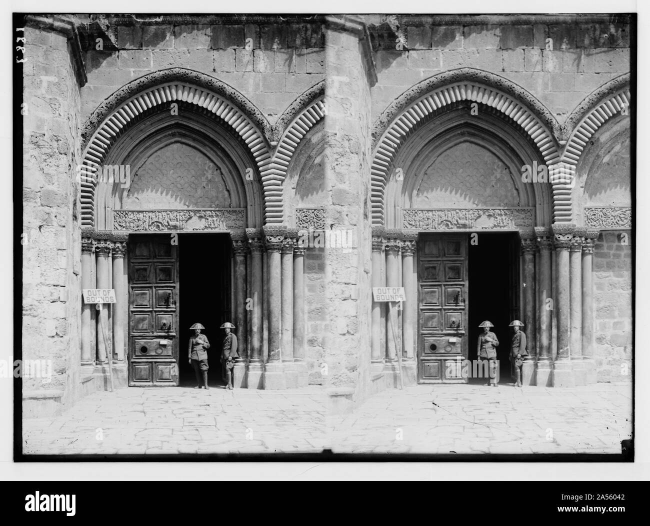 I vari risultati della guerra. Guardia italiana presso la chiesa del Santo Sepolcro. Foto Stock