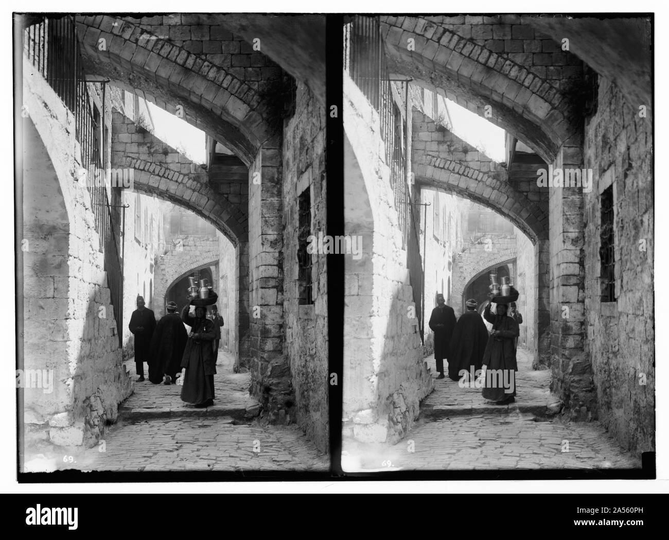 Varie viste all'interno della città [Gerusalemme]. Street con battenti-contrafforti. Foto Stock