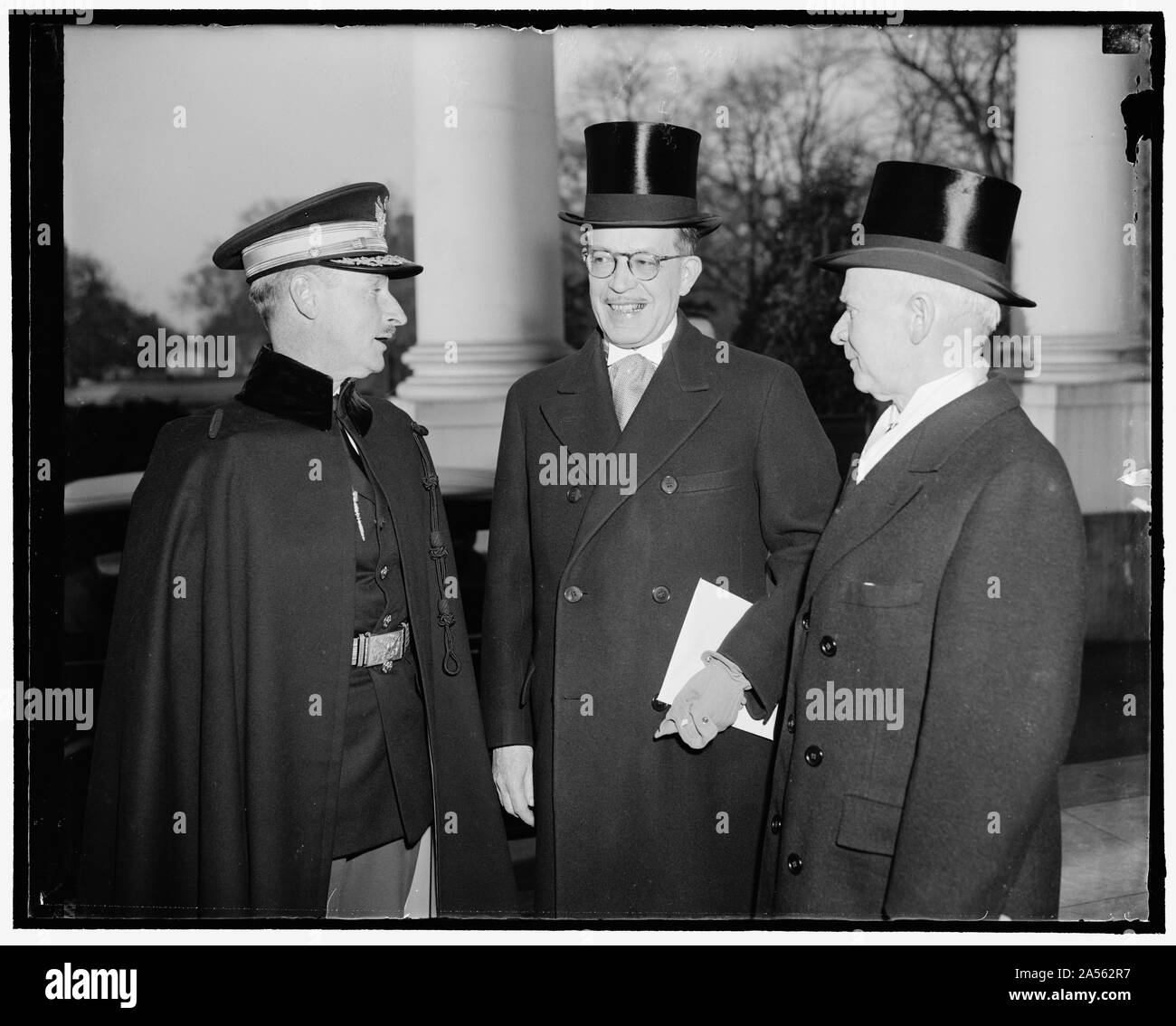 Inviato venezuelano presenta le credenziali. Washington, 22 marzo. Il nuovo ministro venezuelano, Diogene Escalante ha presentato oggi le sue credenziali per il presidente Roosevelt alla Casa Bianca. Egli è raffigurato con George Summerlin, Capo del Protocollo della divisione, dipartimento di Stato. 3-22-39 Il Mag. [...] Smith, White House Aide militare, a destra. Foto Stock