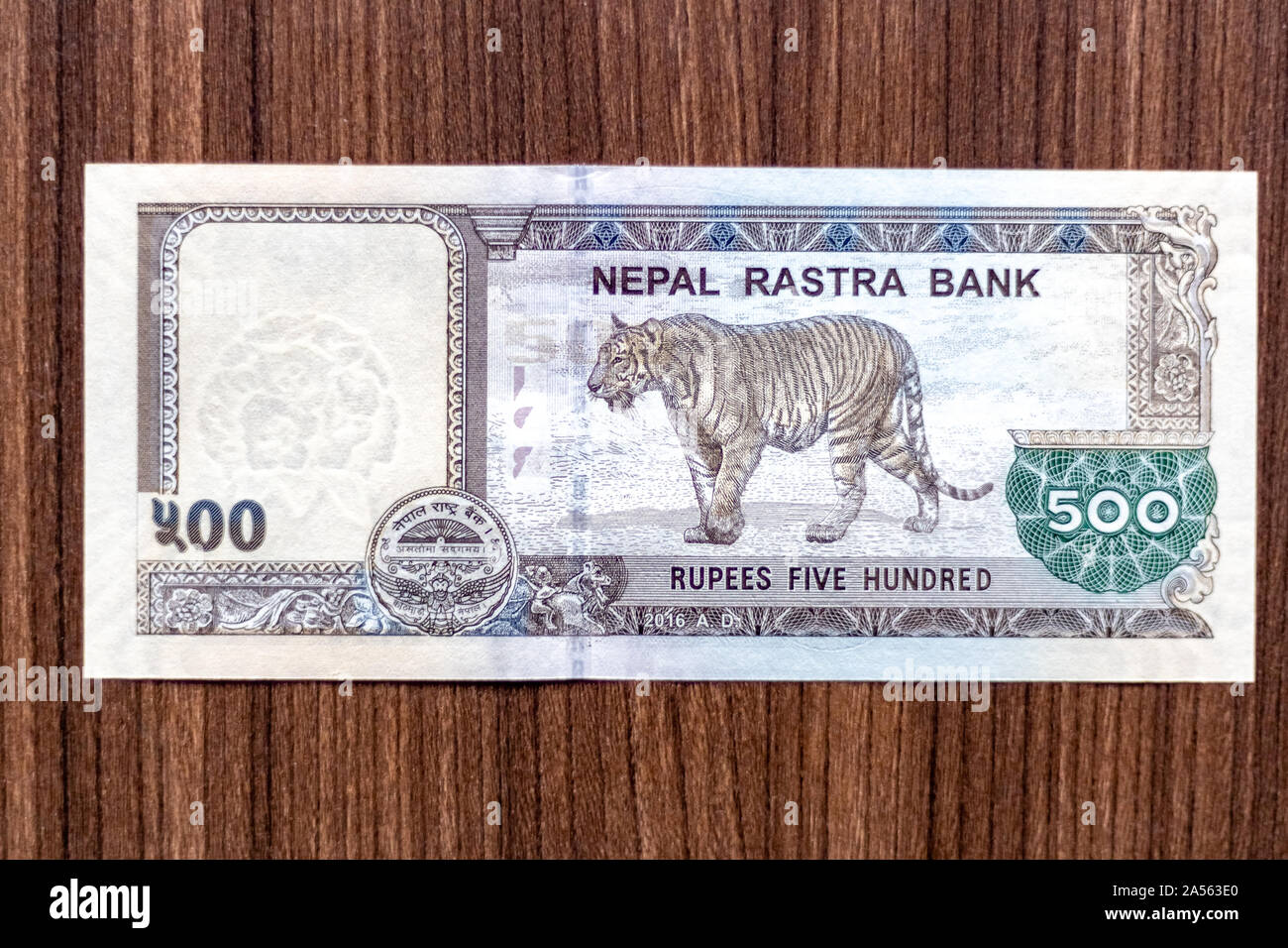 Il nepalese banconota o moneta nepalese di rupie 500 denominazione vista dall'alto in basso Foto Stock