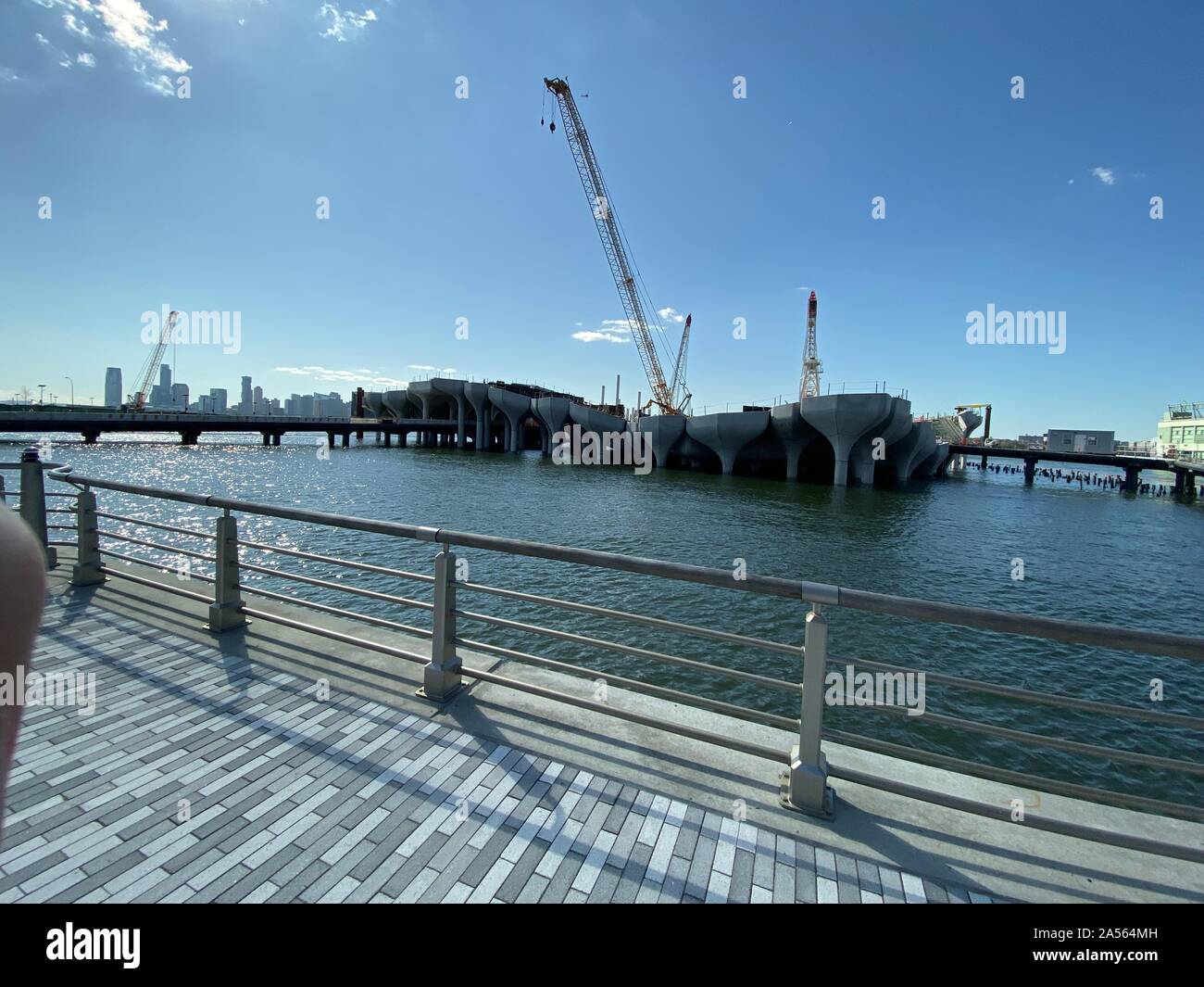 Pier 55 cialde in calcestruzzo sul fiume Hudson Foto Stock