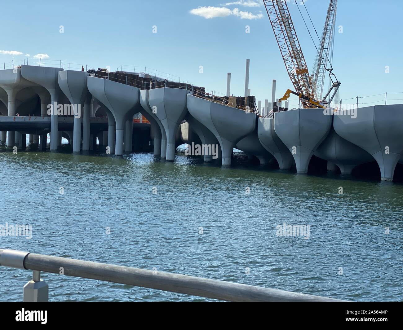 Pier 55 cialde in calcestruzzo sul fiume Hudson Foto Stock