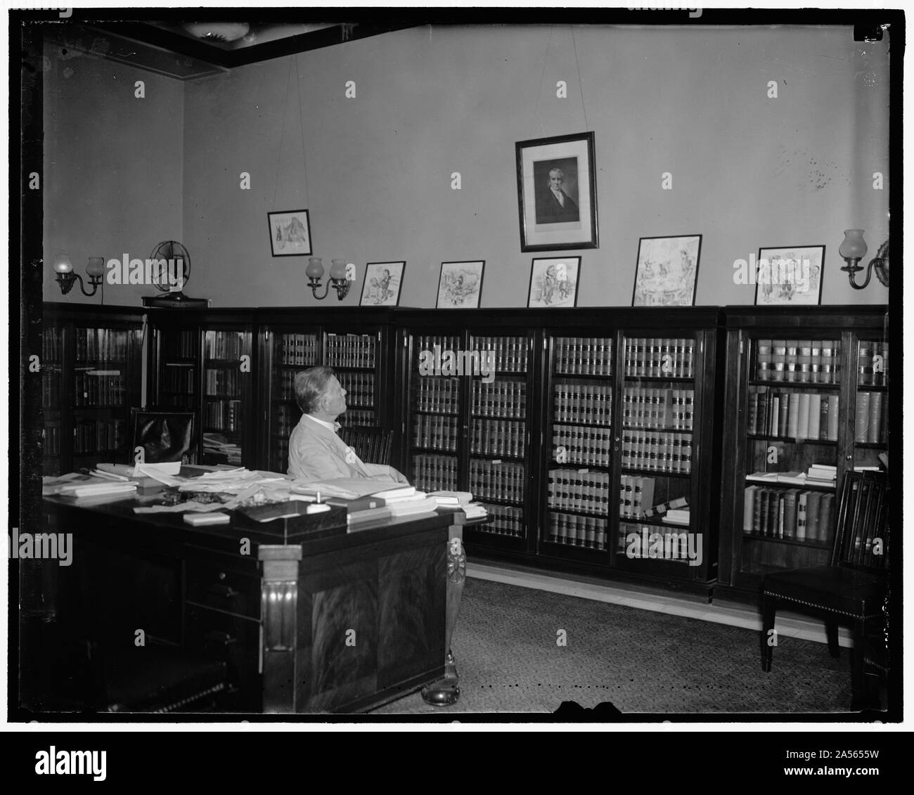 Veterano Idaho legislatore. Washington D.C. Luglio 16. Il senatore William E. Borah, veterano senatore da Idaho, fotografata nel suo ufficio di oggi. Un grande ammiratore del compianto John Marshall, prima giustizia principale della Corte suprema degli Stati Uniti, il senatore Borah è mostrato guardando una foto del giurista che si blocca in un posto di spicco nella senatore dell'ufficio. 7/16/37 Foto Stock
