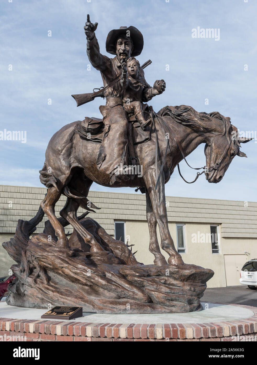 Vic Payne Memorie della scultura raffigurante un cowboy montato con il bambino e in prestito dal collezionista privato William F. Widger, sul display in Montrose, Colorado Foto Stock