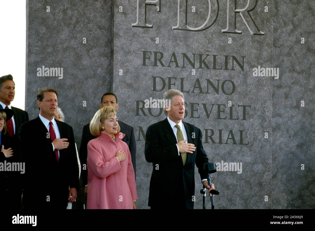 Vice Presidente Al Gore, First Lady Hillary Clinton e il Presidente Bill Clinton al 1997 dedizione di Franklin Delano Roosevelt Memorial a Washington D.C. Il vice presidente la moglie, ribaltabile, è parzialmente oscurata a sinistra Foto Stock
