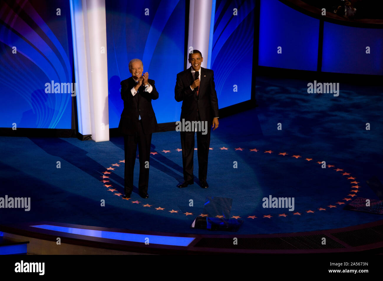 Candidato Vice-Presidential Joe Biden e candidato presidenziale Barack Obama a parlare al pubblico alla Convenzione Nazionale Democratica, Denver, Colorado, Agosto 25-28, 2008 Foto Stock
