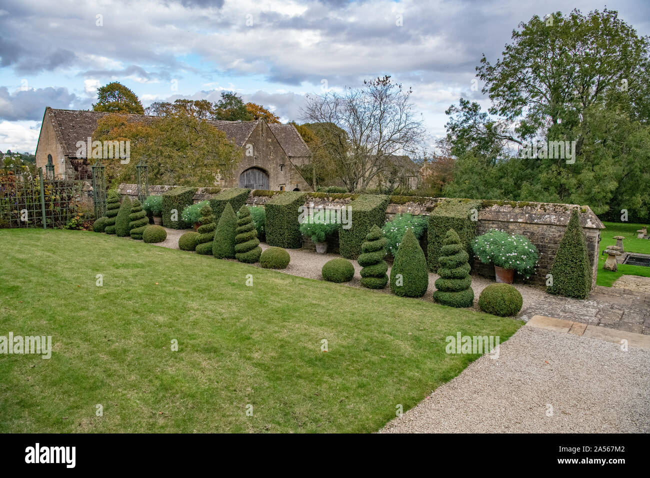 Sala Tithe Barn in un bellissimo giardino inglese scena Foto Stock