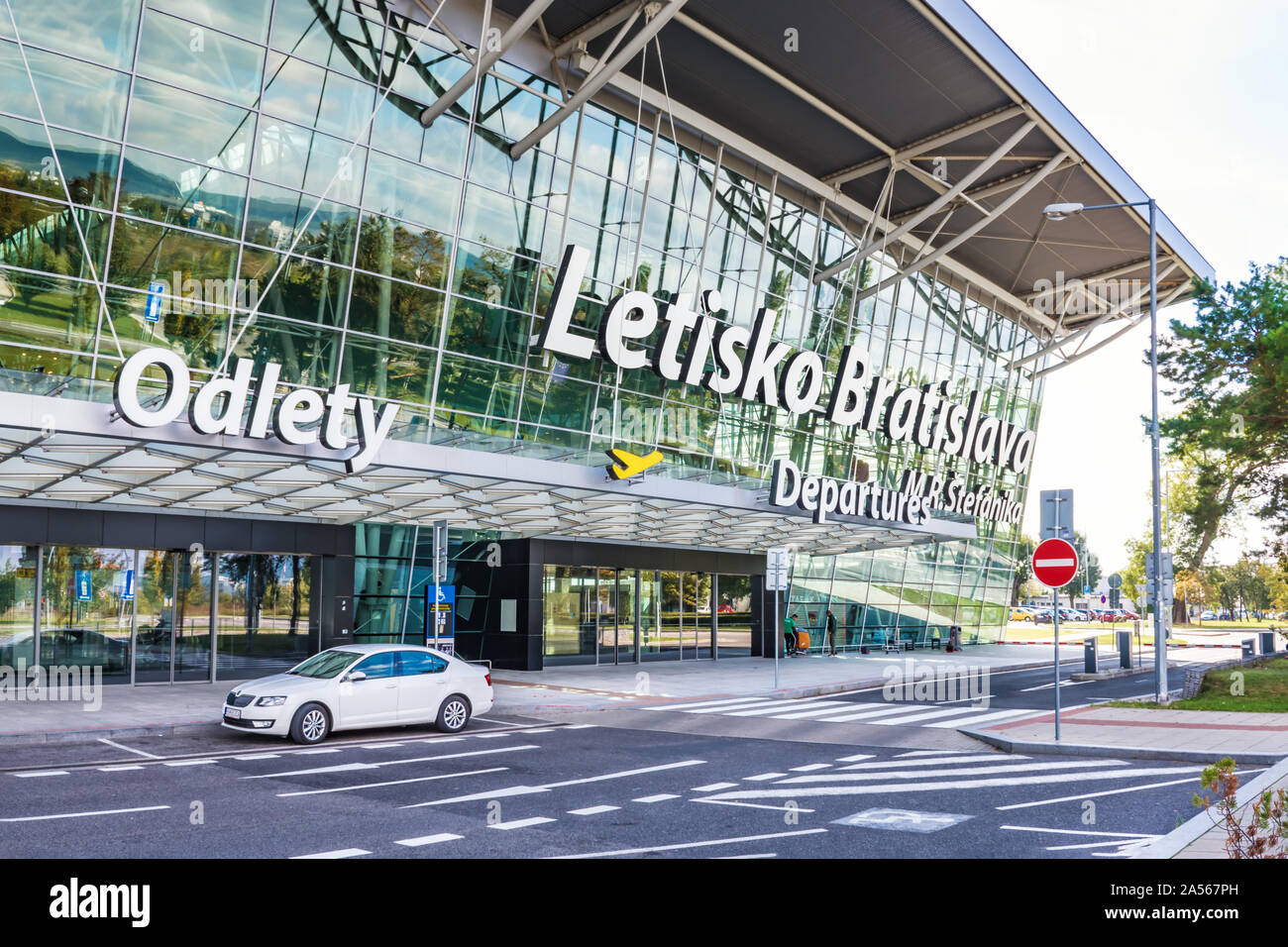 BRATISLAVA, Slovacchia - 6 ottobre 2019: entrata nella sala partenze dell'aeroporto di Bratislava terminale con la lettera grande segno "M. R. Stefanik Bratis Airport Foto Stock