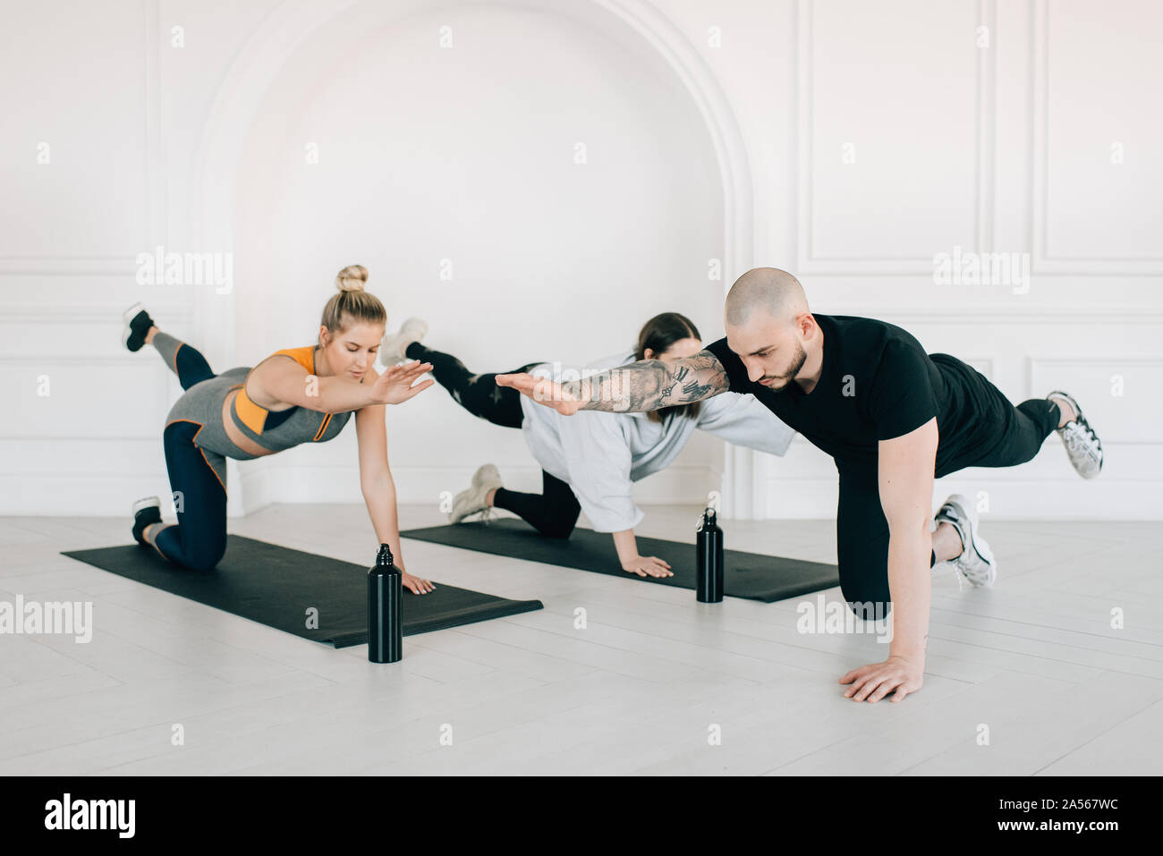 Istruttore di Fitness insegnamento donne core esercizio in studio Foto Stock