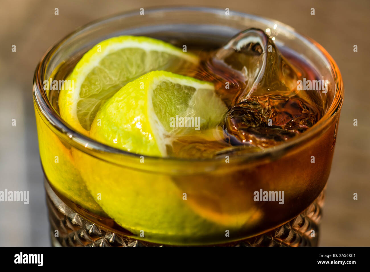 Cocktail Alcolico - Long Island tè freddo. Tè freddo al limone in vetro, close-up. Un marrone bevanda dolce. Foto Stock