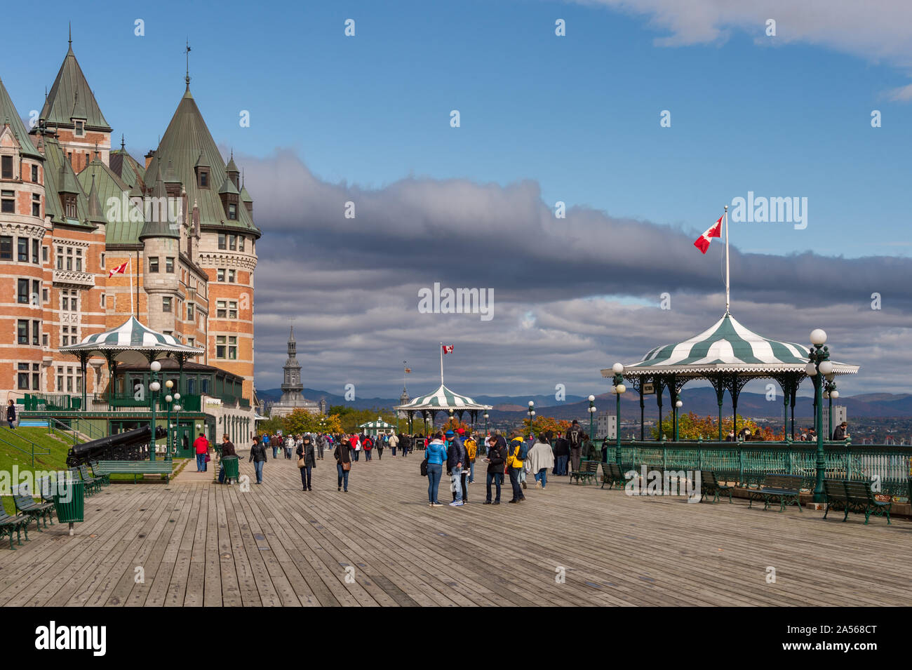 La città di Quebec, Canada - 4 October 2019: turisti camminando sul passaggio pedonale a Chateau Frontenac Foto Stock