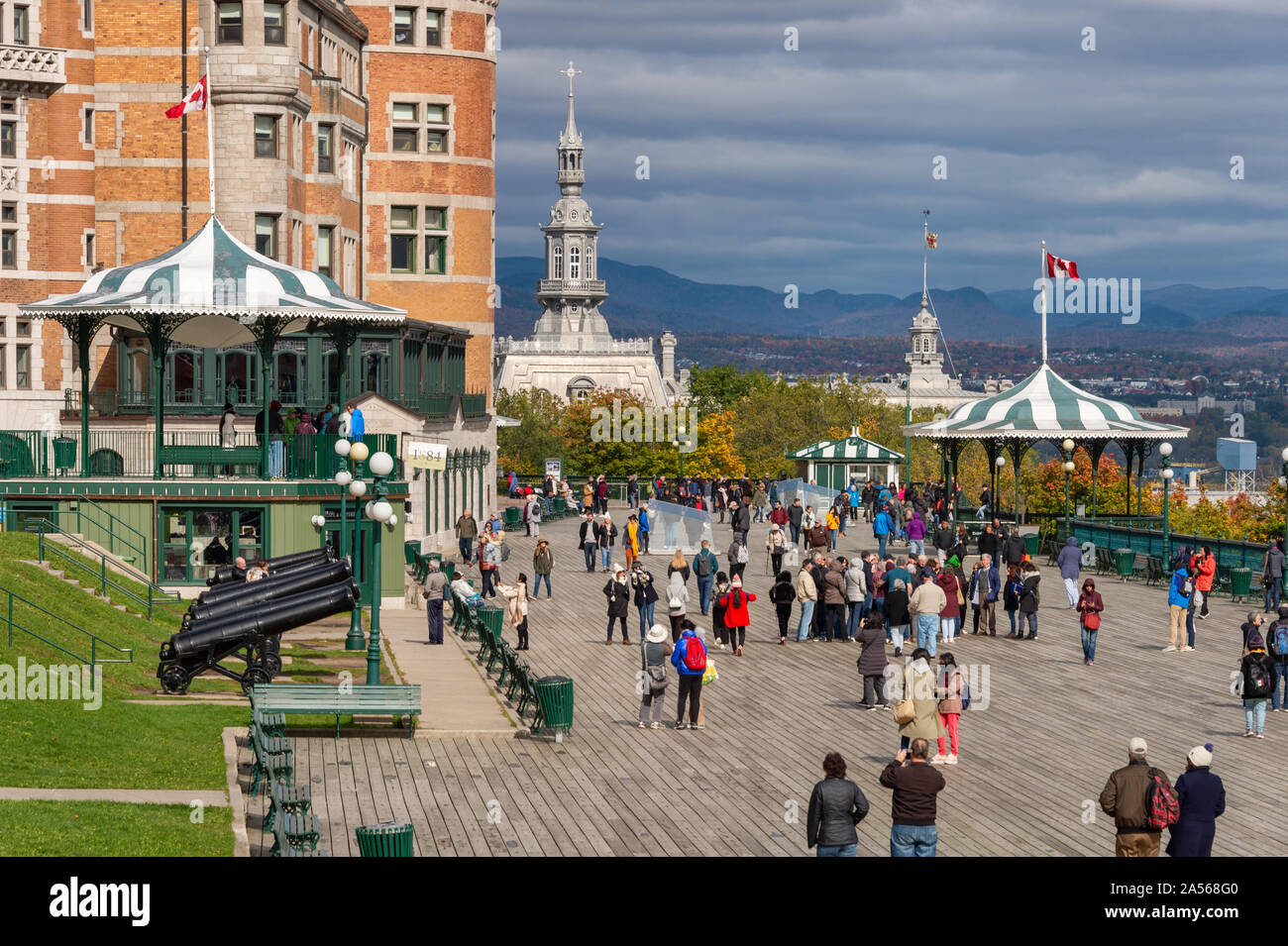 La città di Quebec, Canada - 4 October 2019: turisti camminando sul passaggio pedonale a Chateau Frontenac Foto Stock