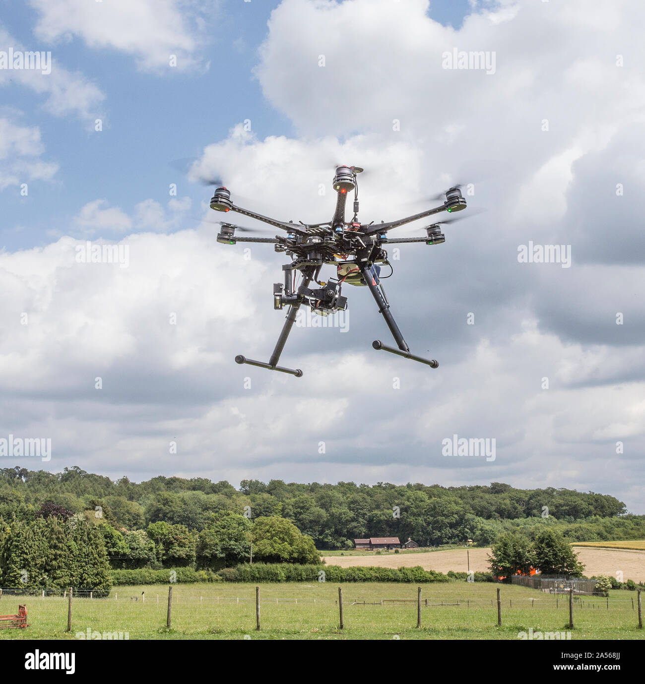 Drone in volo, livello basso Foto Stock